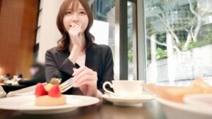 旦那に内緒で応募したシゴデキOLかえでさん。モデルでもやってたか？！と思わせるスタイルを舐めて！舐めて！バックで突きまくれば甘い声で何度も絶頂しちゃう変態ちゃんにジョブチェンジ！知的さから滲み出る女の性欲をご覧あれ！ 【初撮り】ネットでAV応募→AV体験撮影 2408