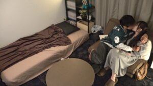 東京来て初めてのエッチに大興奮！経験人数少なめの童顔美女をねっとり愛撫でイカセまくり、最後はデカチンとデンマのコンボでハメまくる！！ 百戦錬磨のナンパ師のヤリ部屋で、連れ込みSEX隠し撮り 415