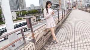 24歳チアリーディング経験者・すみれ。人を励まし笑顔を届けてきた身体が、今度は自分自身を快感で突き動かされる舞台に立たされる。初めての撮影に緊張しながらも、男優のテクニックに翻弄され、声を張り、Gカップを揺らし、窓辺で突かれれば歓声のような喘ぎを響かせる？？応援から被写体へ、そして一人の女として本能をさらけ出していく濃密SEX！ 【初撮り】ネットでAV応募→AV体験撮影 2426